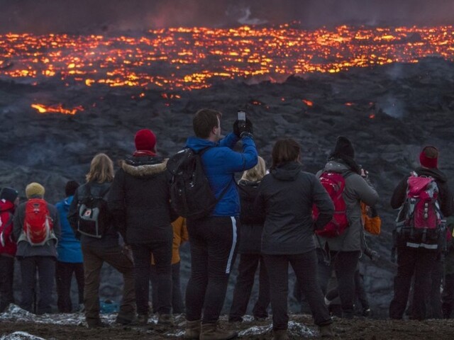 Z novej trhliny sa valí láva, turistov na Islande museli evakuovať
