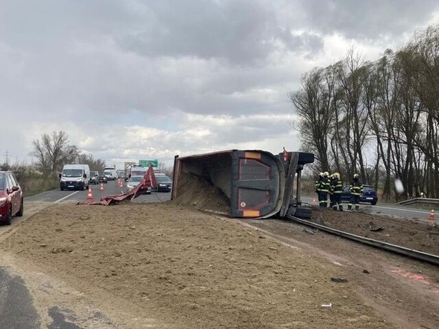 Vodiči, pozor! Na diaľnici sa prevrátilo nákladné auto