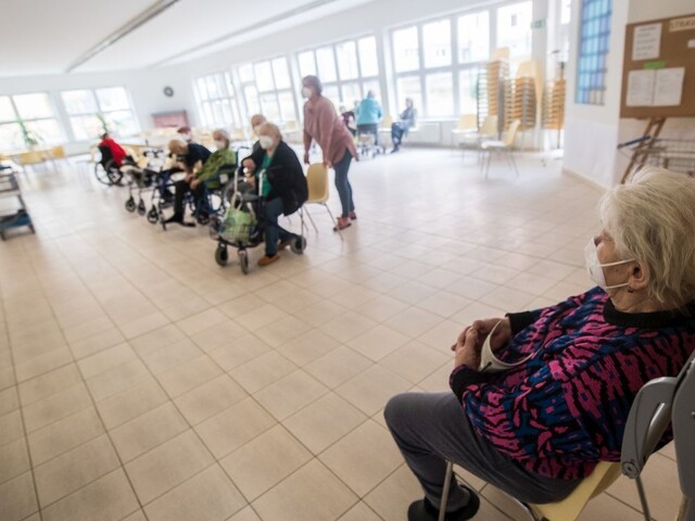 V Trenčíne si dobrovoľníci vyhrnuli rukávy. Prácu v kancelárii vymenili za pomoc druhým