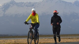 Pribudli desiatky obetí. Nemocnice sú pod trojtisícovou hranicou