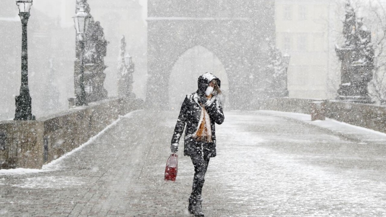 V Česku pribudlo o tisícky prípadov menej ako pred týždňom