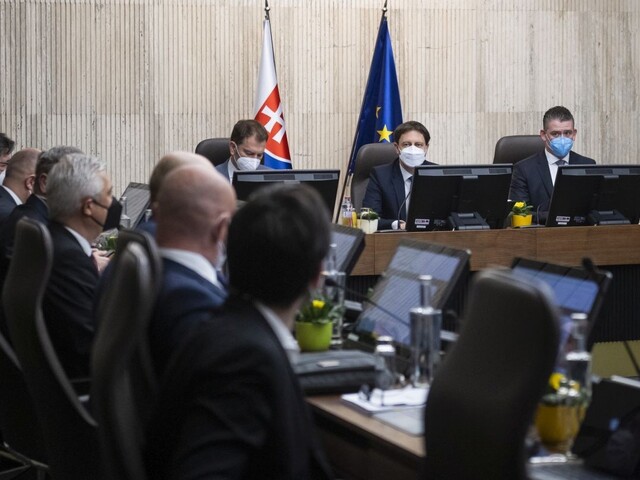 FOTO Heger prvýkrát viedol vládu, Matovič zmenil kreslo