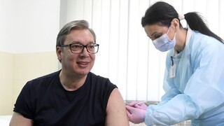 Srbského prezidenta zaočkovali v priamom prenose, dostal čínsku vakcínu