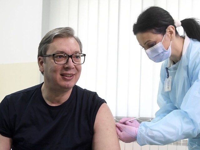 Srbského prezidenta zaočkovali v priamom prenose, dostal čínsku vakcínu