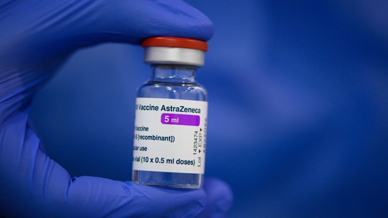 Mladí budú mať na výber. Británia im ponúkne iné vakcíny ako od AstraZenecy
