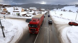 Dopravu na Donovaloch skomplikoval sneh, polícia ju obmedzila