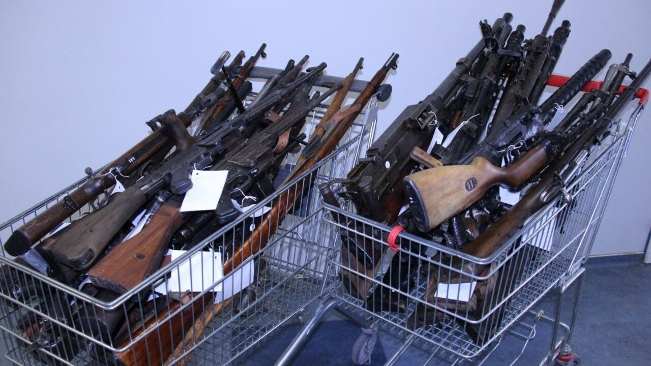 Nákupné košíky plné zbraní. Muž odovzdal naraz desiatky kusov
