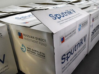 Sputnik V priviezli na Slovensko vládnym špeciálom