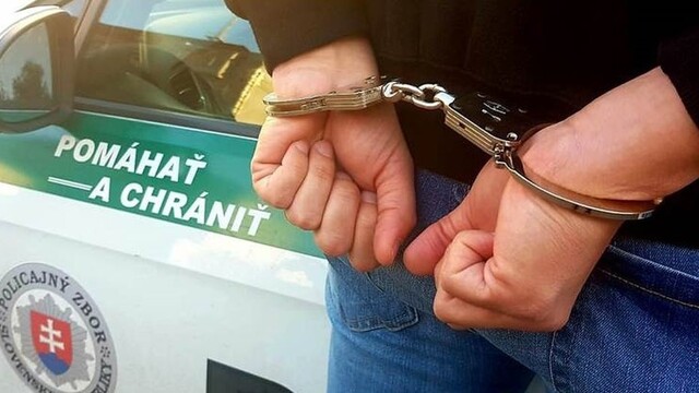 Neovládol svoj hnev. Muž zaútočil na mladé dievča aj policajta