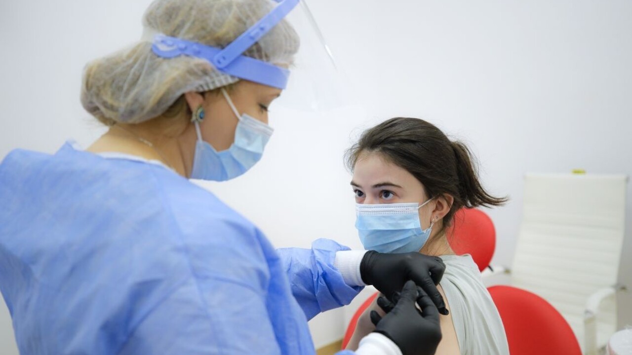 Zmena vo Francúzsku. Mladší ako 55 rokov nedostanú druhú dávku AstraZenecy