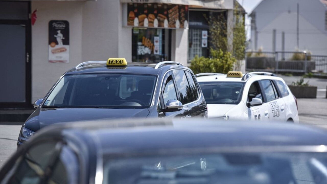 Taxislužby či autoškoly môžu dostať pomoc, Čaputová podpísala zákon