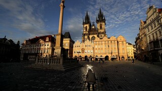Od štvrtka sa v Česku už úplne skončí povinnosť nosenia rúšok vonku