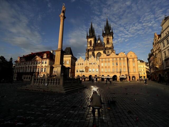 Od štvrtka sa v Česku už úplne skončí povinnosť nosenia rúšok vonku