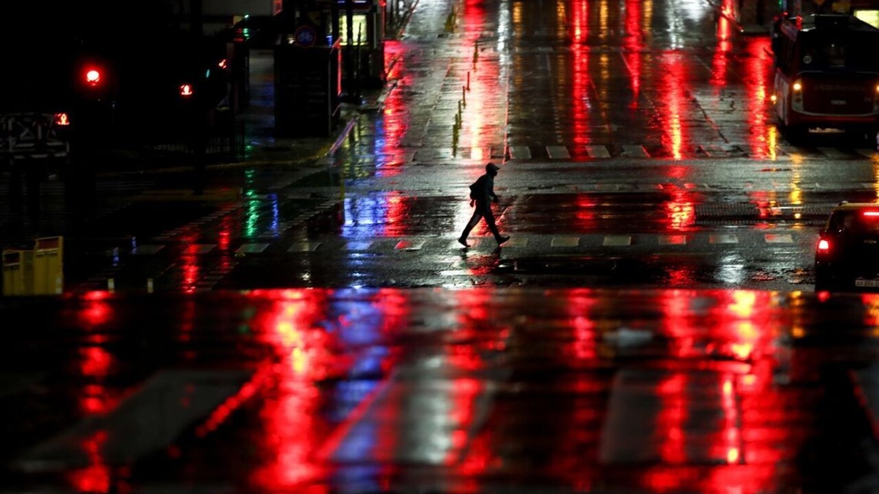 Štáty po celom svete sprísňujú. Zákazy sa dotkli miliónov ľudí