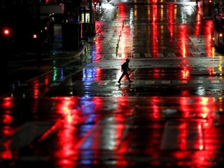 Štáty po celom svete sprísňujú. Zákazy sa dotkli miliónov ľudí