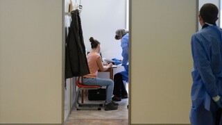 Hranica klesla. Na očkovanie sa môžu prihlásiť ľudia od 45 rokov