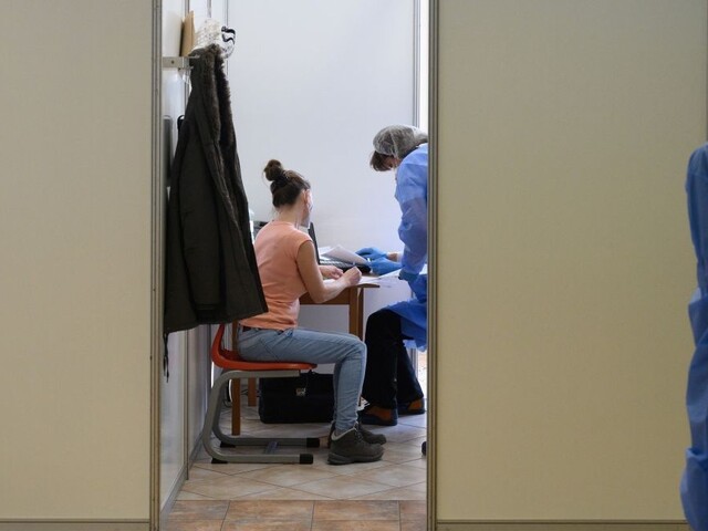 Hranica klesla. Na očkovanie sa môžu prihlásiť ľudia od 45 rokov