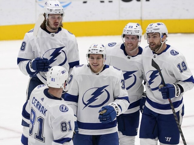 NHL: Černák pomohol Tampe k víťazstvu, Jaroš si pripísal bod