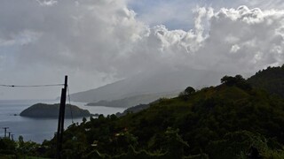 Sopka sa po desaťročiach prebudila, ostrov zahalila vrstvou popola