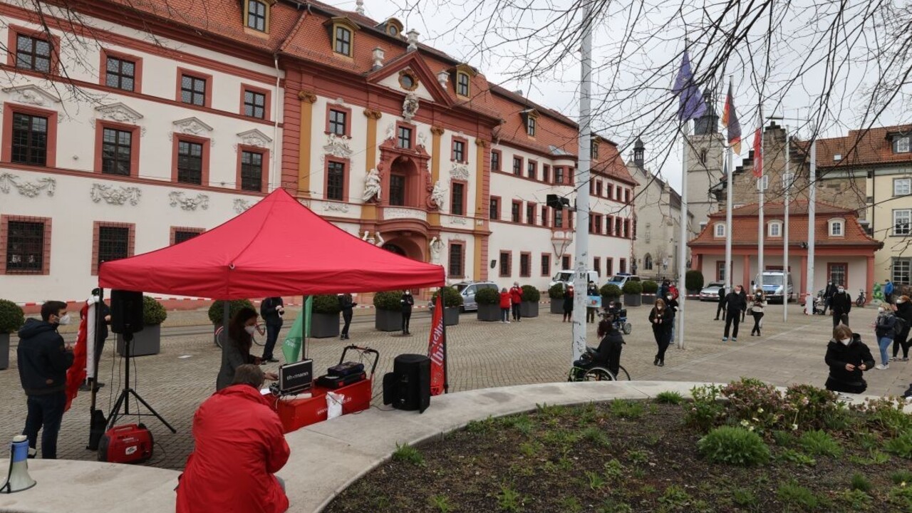 Nemci vyšli do ulíc, protestovali za sprísnenie pandemických opatrení