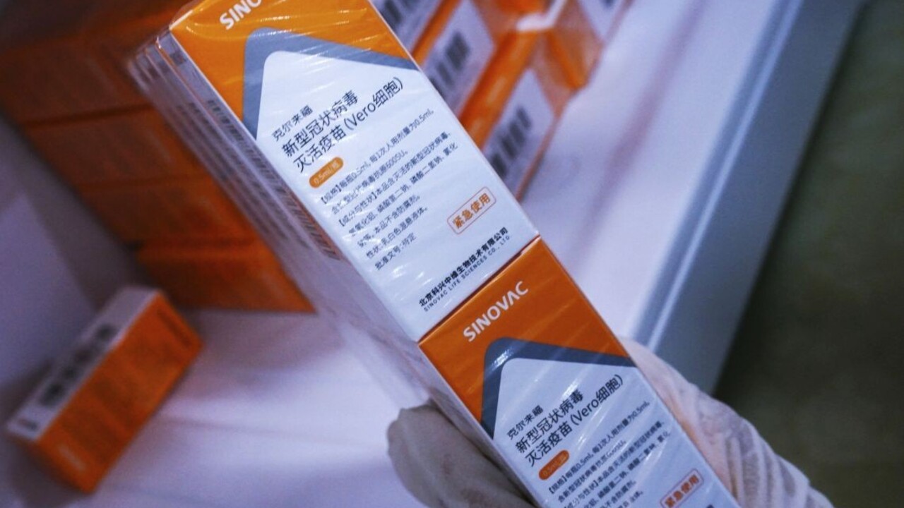 Účinnosť čínskych vakcín je nízka, zvažujú kombináciu viacerých