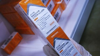 Účinnosť čínskych vakcín je nízka, zvažujú kombináciu viacerých