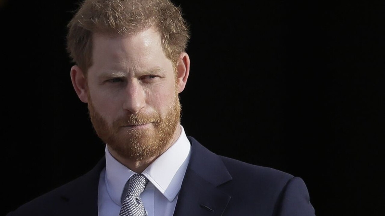 Princ Harry sa vrátil do Londýna, pred pohrebom je v karanténe