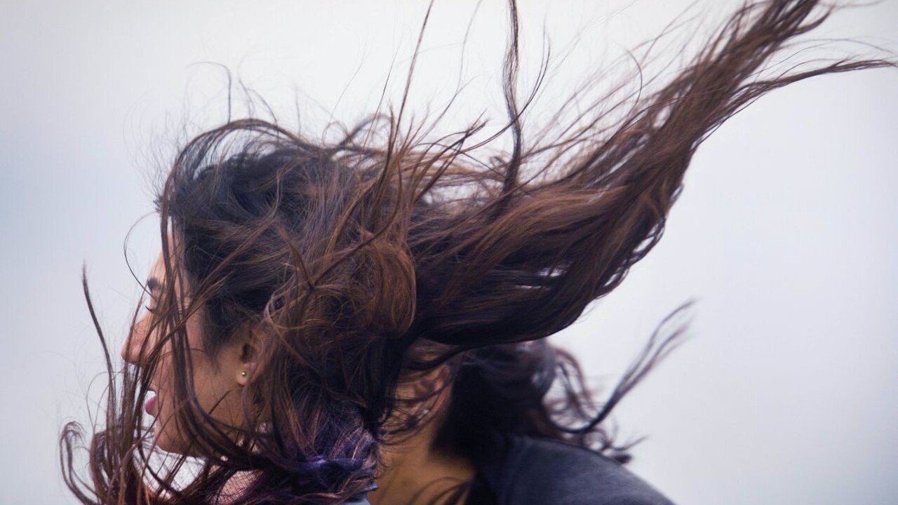 Jarné počasie vystrieda dážď aj sneh. Meteorológovia varujú pred vetrom