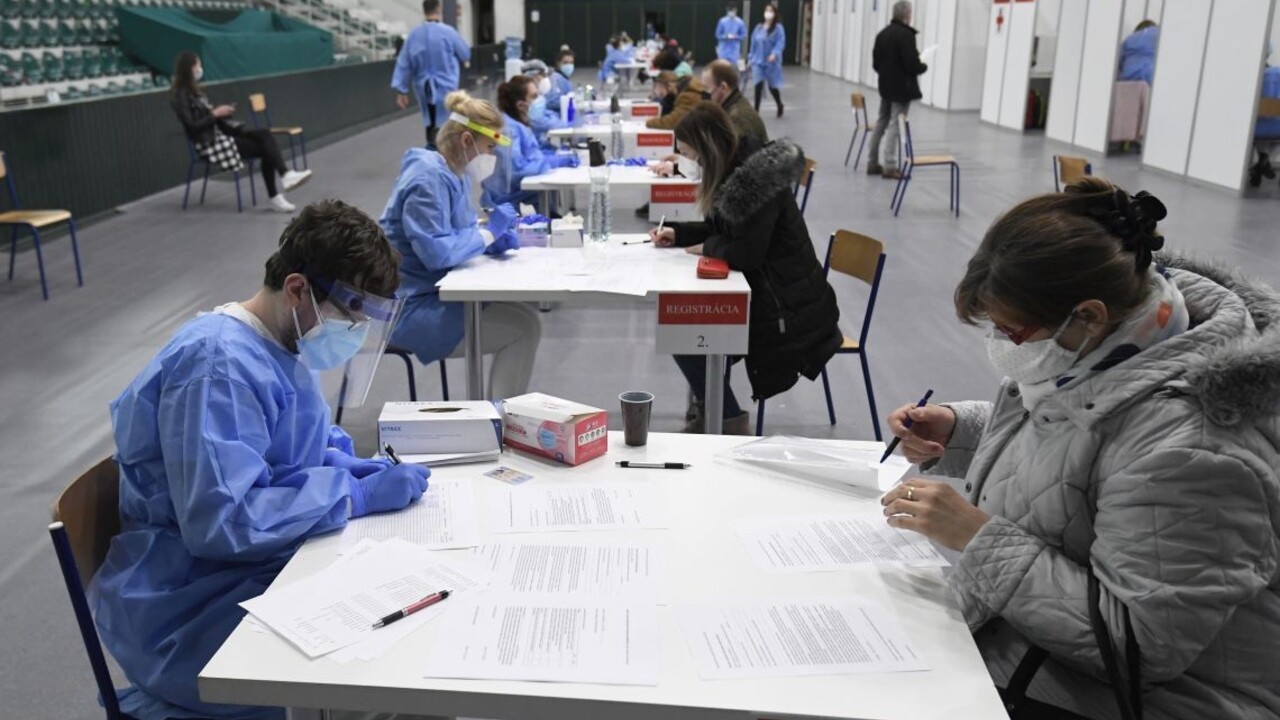 Na očkovanie boli pripravení, záujemcovia v Prešove však chýbali
