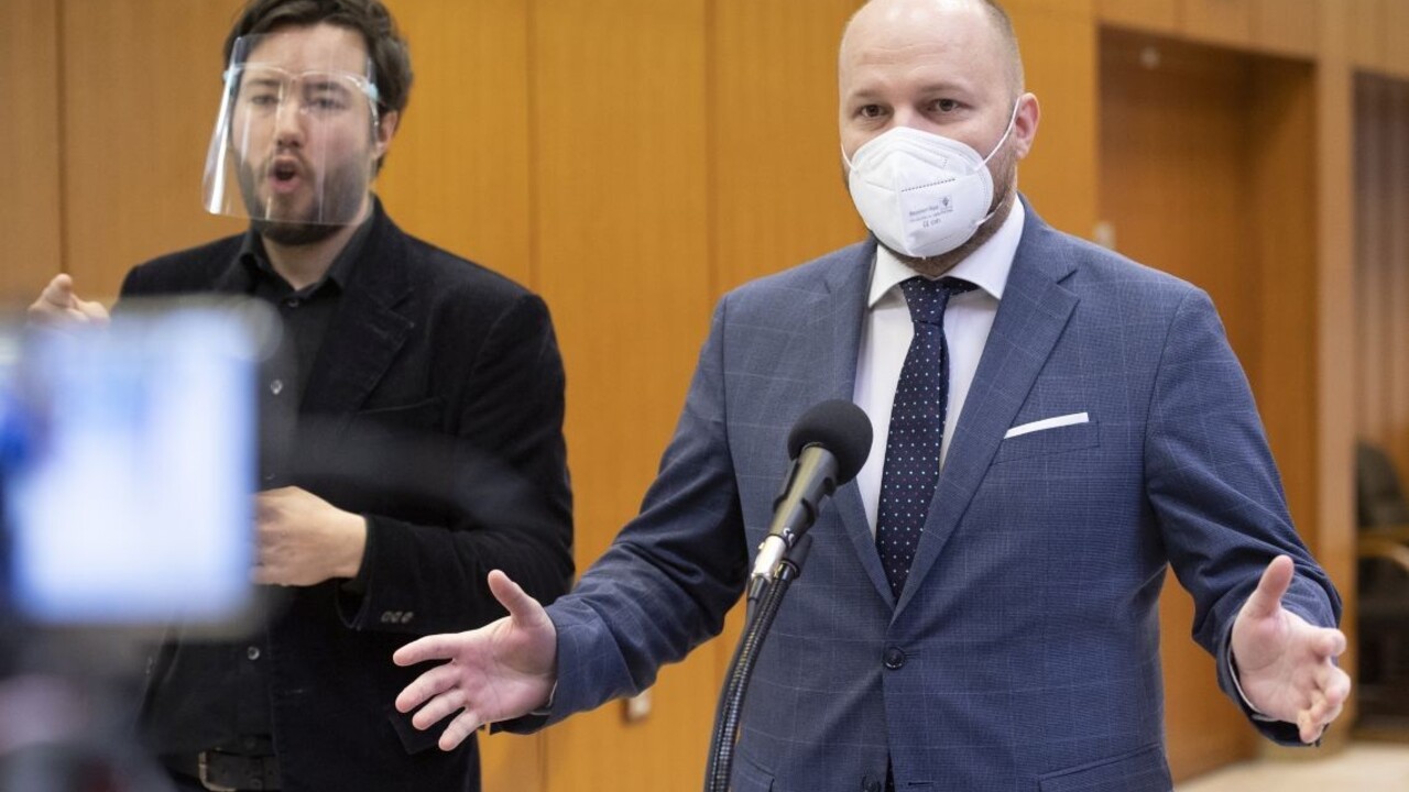 Naď útoky na vedcov nezachytil. Vytvárame slameného panáka, tvrdí