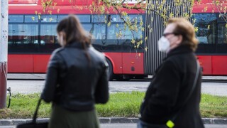 PCR testy odhalili menej ako tisíc nových nakazených, obetí sú desiatky