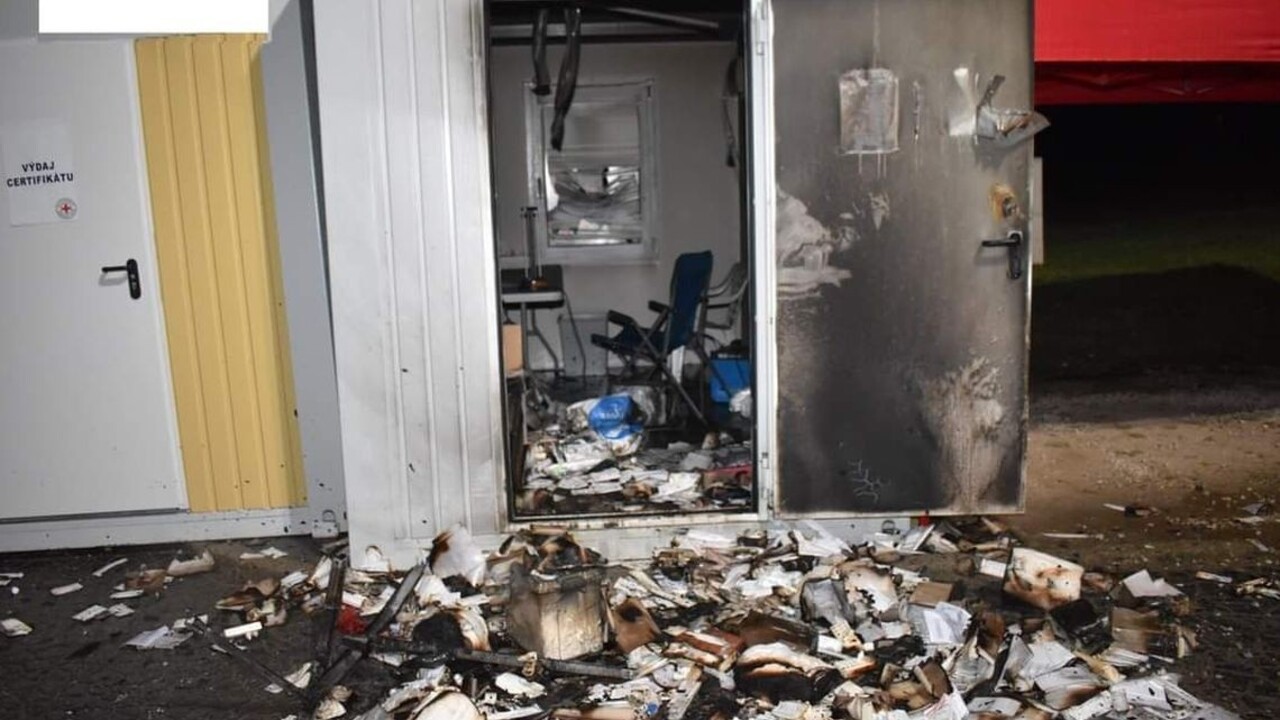 Chcú pomáhať, toto je odplata. Červenému krížu podpálili odberné miesto