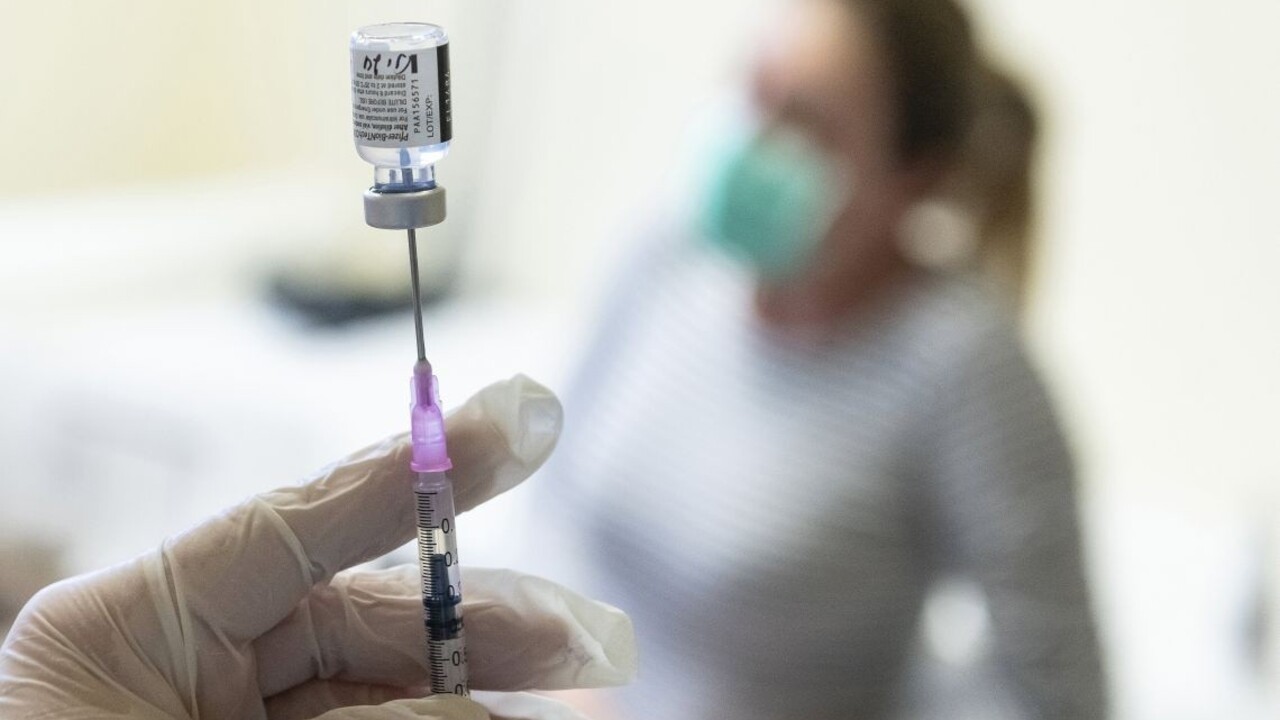 Na očkovanie sa môže prihlásiť ďalšia skupina, čakáreň možno otvoria všetkým