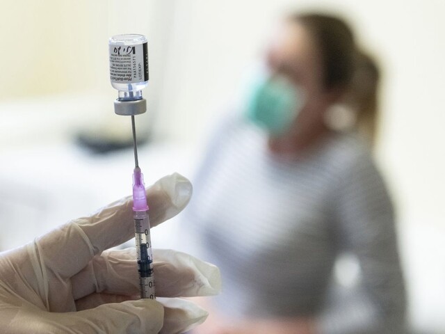 Na očkovanie sa môže prihlásiť ďalšia skupina, čakáreň možno otvoria všetkým