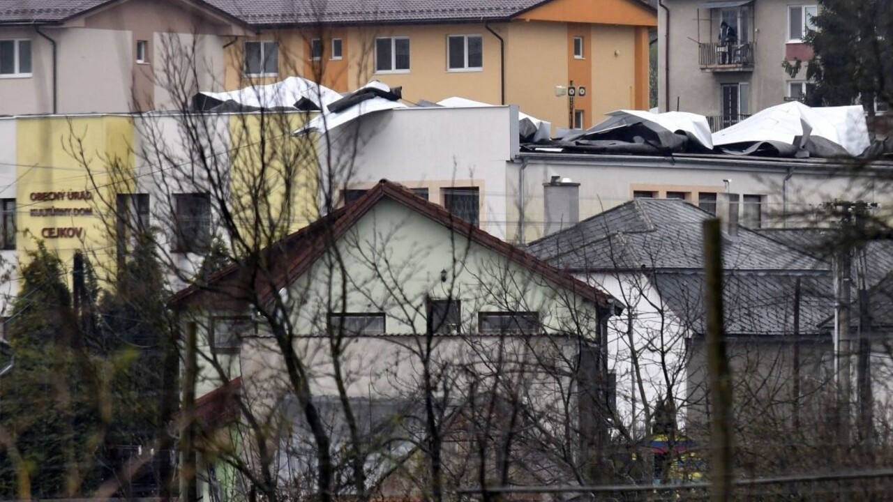 Prudký vietor strhol strechu obecného úradu. Starosta je nešťastný