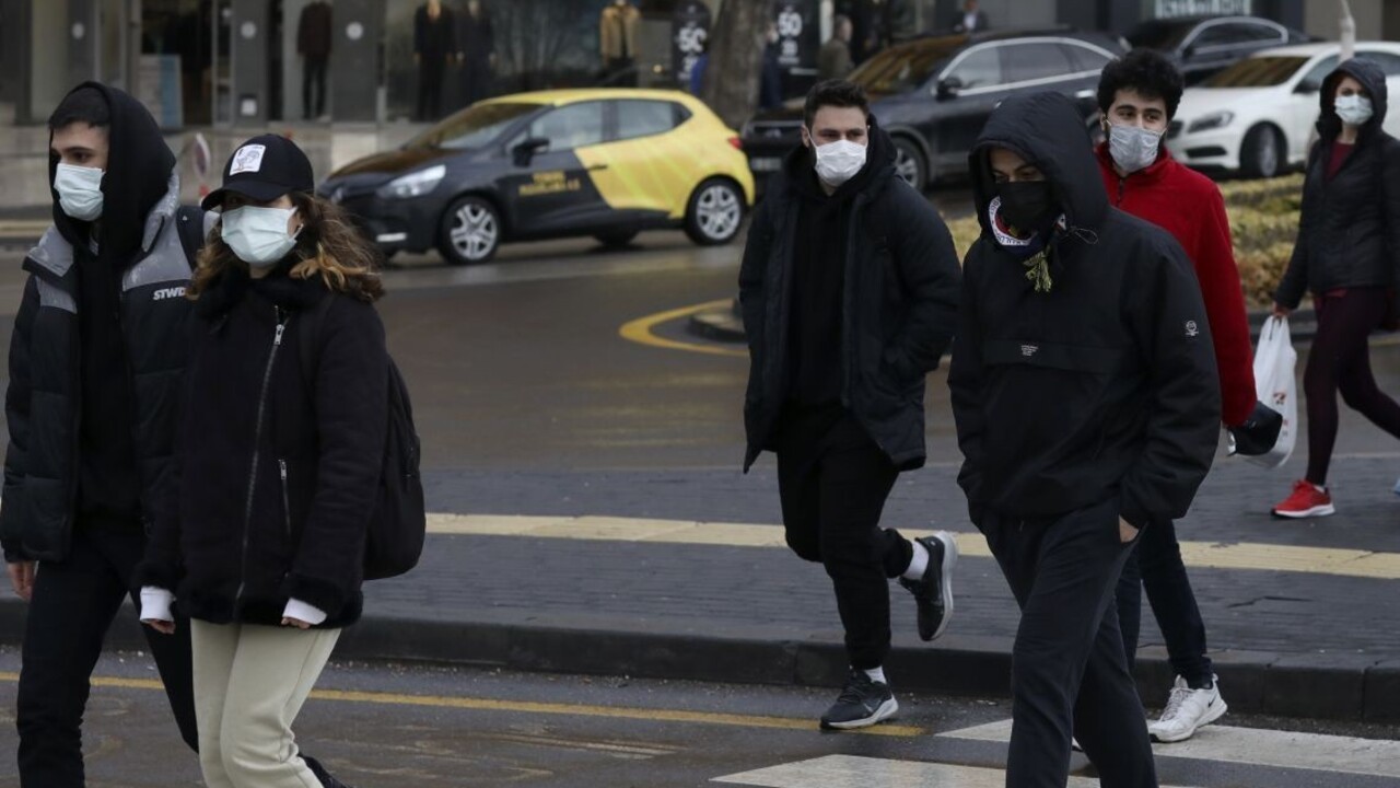 Počet nakazených v Česku klesá, no jeden údaj nepoteší