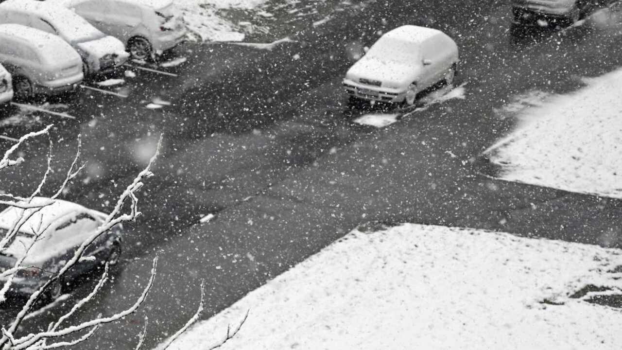 Pod Tatrami silno fúka a tvoria sa snehové jazyky. Spomaľte, žiada polícia