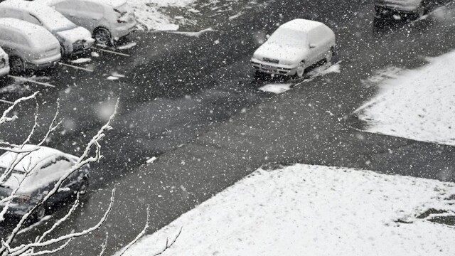 Pod Tatrami silno fúka a tvoria sa snehové jazyky. Spomaľte, žiada polícia