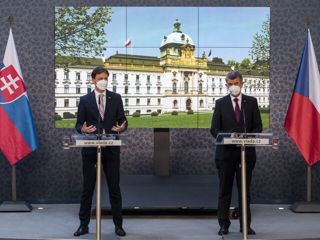 Heger povedal, kedy by sa mohlo začať očkovať Sputnikom