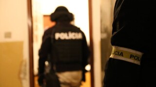 Kriminalisti z NAKA udreli v Seredi. Pri akcii Breh zatkli päť ľudí