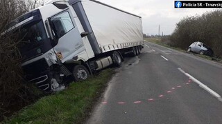 Kamiónu vošlo do cesty osobné auto, po vodiča prišiel vrtuľník