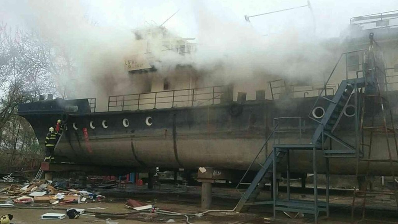 Vrak lode zachvátil požiar, hasiči vnútri namerali 700 stupňov