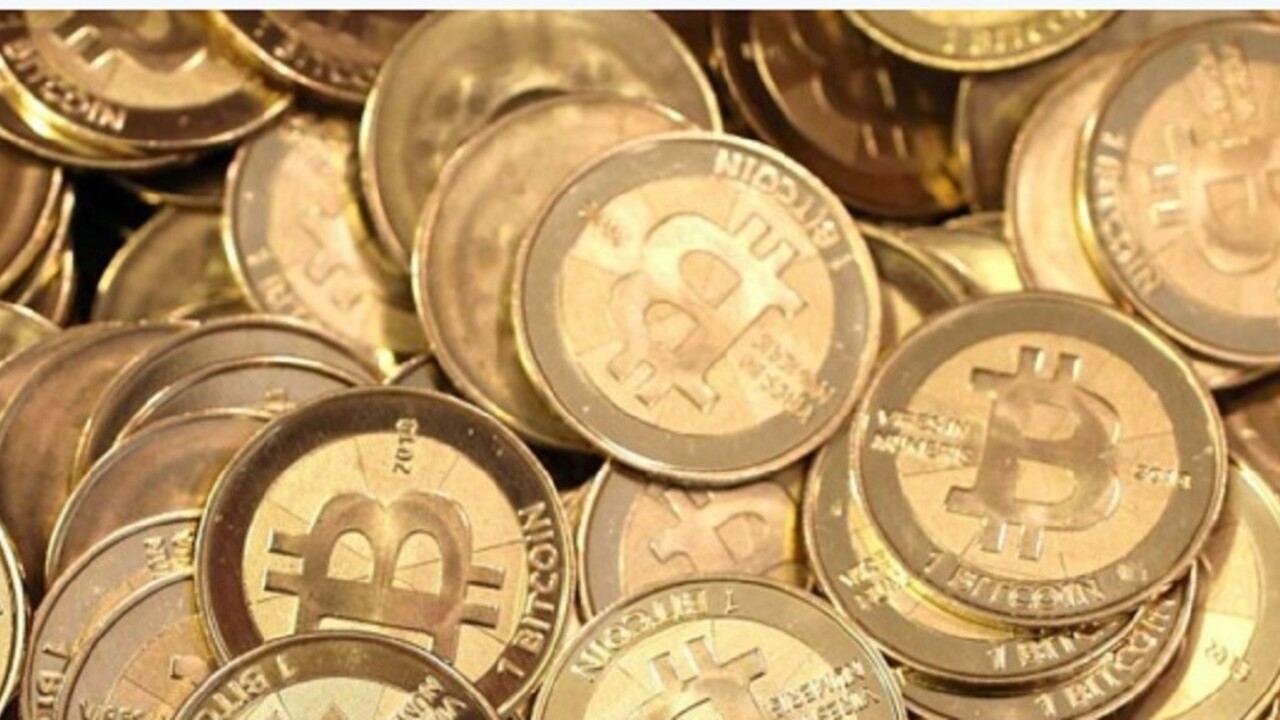 Cena bitcoinu po dosiahnutí rekordného maxima padla o 15 percent