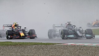 Daždivé preteky plné nehôd vyhral holandský pilot Verstappen