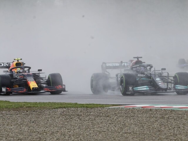 Daždivé preteky plné nehôd vyhral holandský pilot Verstappen
