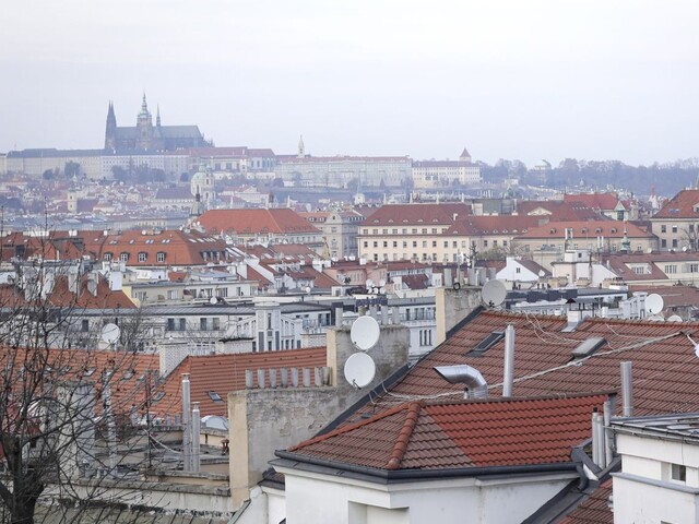 Politická scéna v Česku sa búri, odborníci odsudzujú útoky