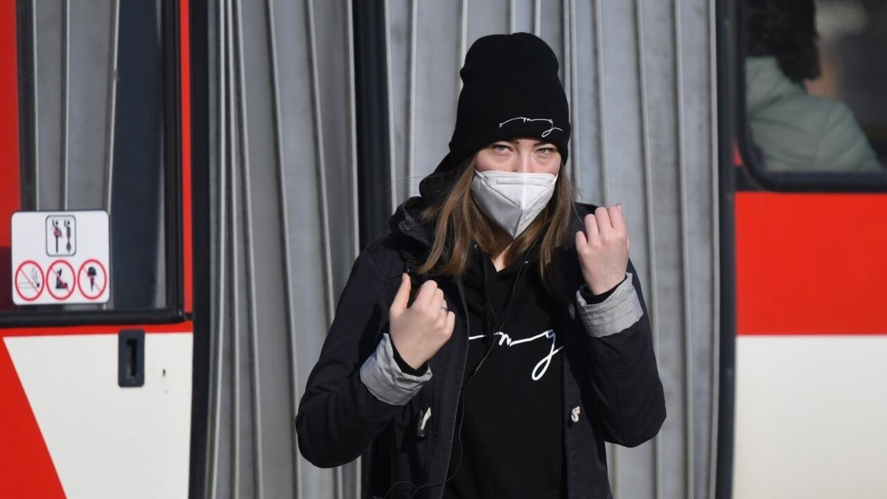 Začali platiť nové podmienky nosenia rúšok a respirátorov