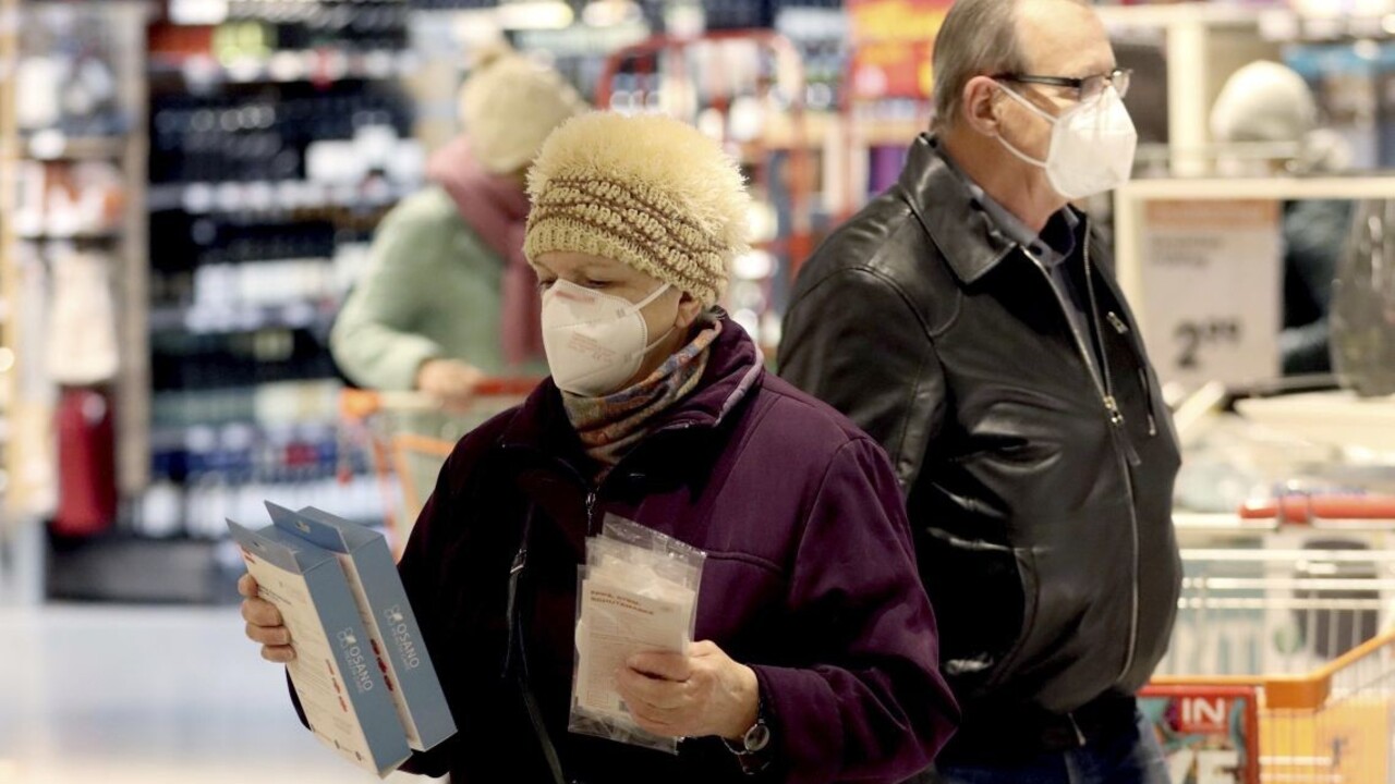 Seniorku bez testu nepustili do obchodu. Potrebujú ho dôchodci po uvoľnení opatrení?