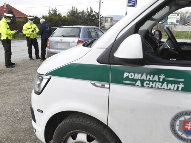 Vodič jazdil na R1 v protismere, na očkovanie dorazil v sprievode polície