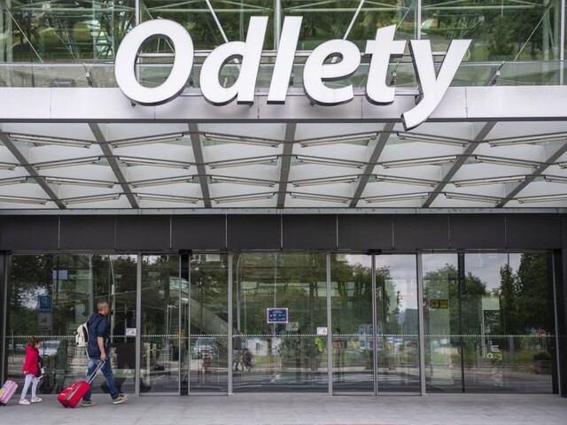 Čakanie preverilo trpezlivosť dovolenkárov na bratislavskom letisku. Spoj na Rodos sa oneskoril o takmer sedem hodín